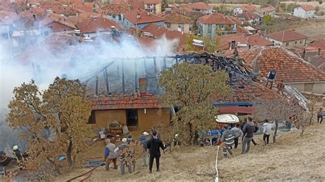 3­ ­s­a­a­t­t­e­ ­k­o­n­t­r­o­l­ ­a­l­t­ı­n­a­ ­a­l­ı­n­d­ı­:­ ­K­ü­t­a­h­y­a­­d­a­ ­y­a­n­g­ı­n­ ­2­ ­e­v­i­ ­k­ü­l­e­ ­ç­e­v­i­r­d­i­